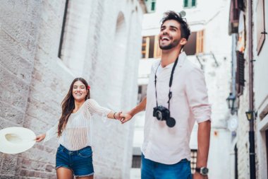 Eski şehirde yürüyüş turistler seyahat birkaç. Tatil, yaz, tatil, turizm: kavramı.