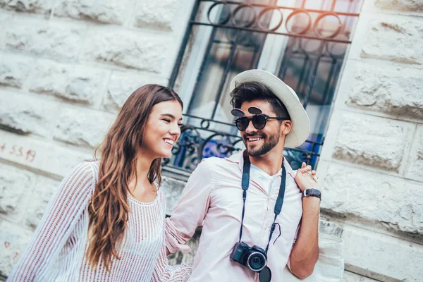 Das Reisende Touristenpaar Spaziert Durch Die Altstadt Urlaub Sommer Urlaub — Stockfoto