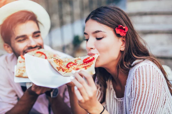 Feliz Casal Turistas Comendo Pizza Rua — Fotografia de Stock