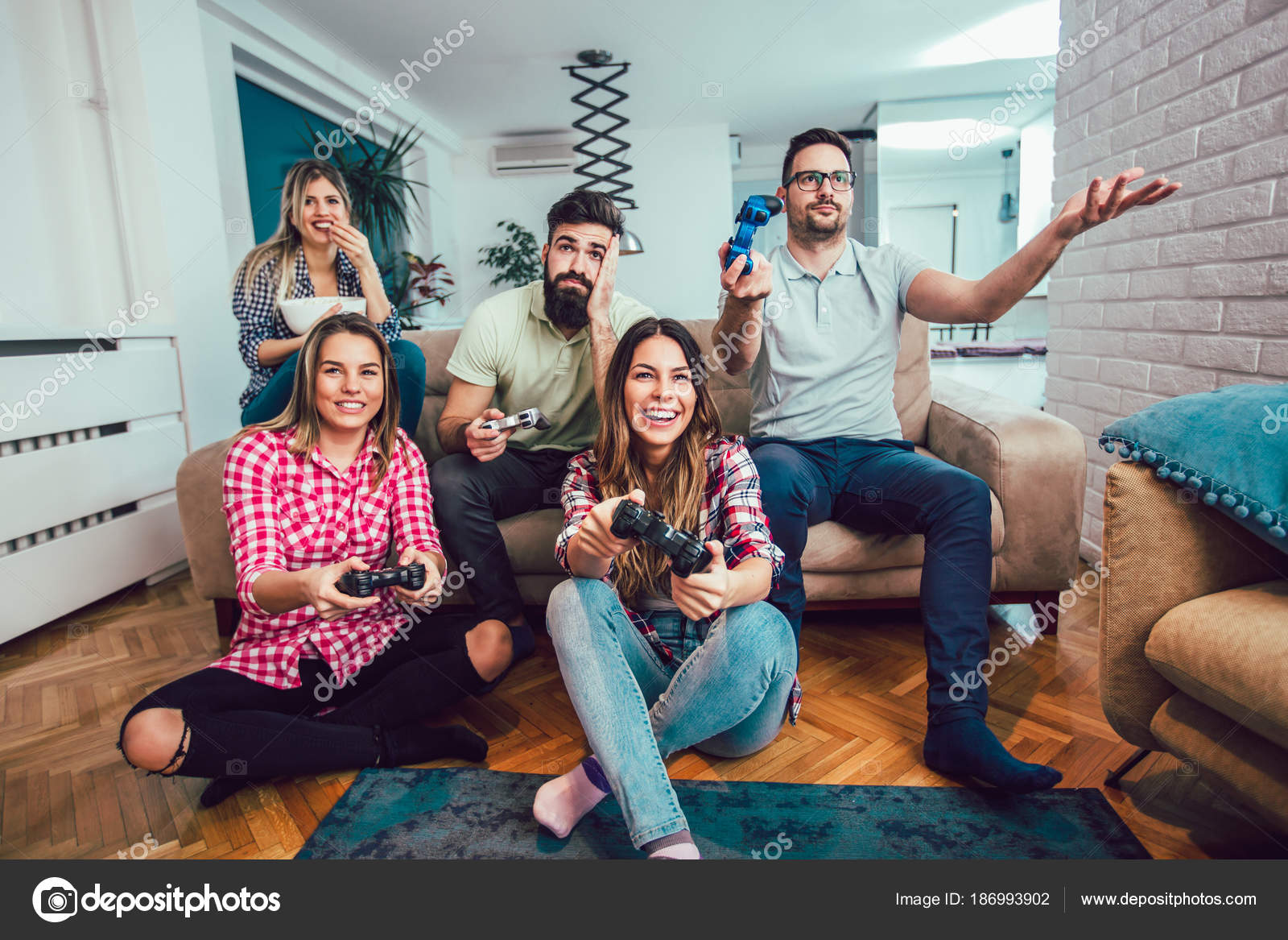 O Grupo De Amigos Joga Jogos De Vídeo Junto Em Casa, Tendo O