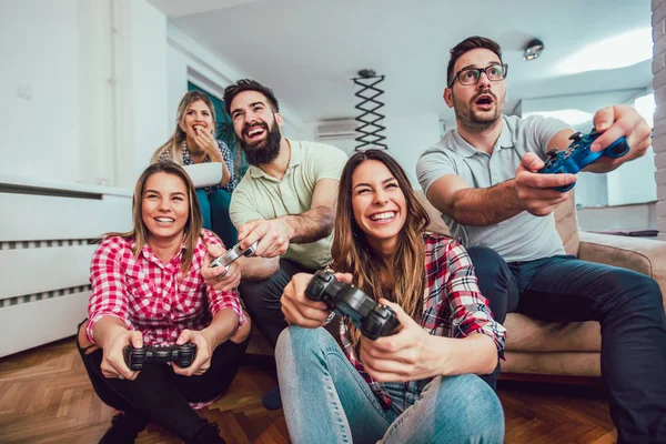 Grupo Amigos Jogar Jogos Vídeo Juntos Casa Divertindo — Fotografia de Stock