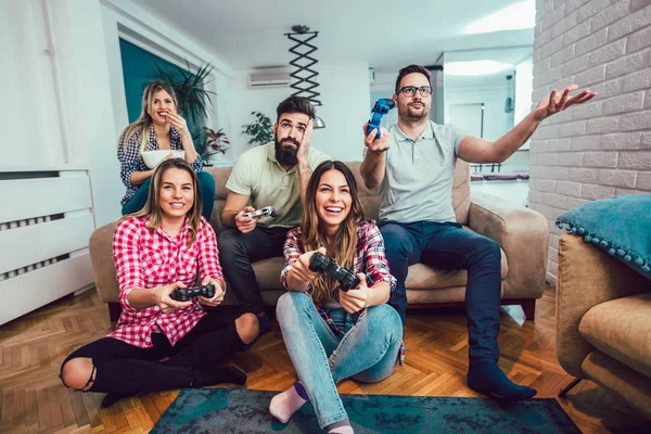 Grupo Amigos Juegan Videojuegos Juntos Casa Divirtiéndose — Foto de Stock