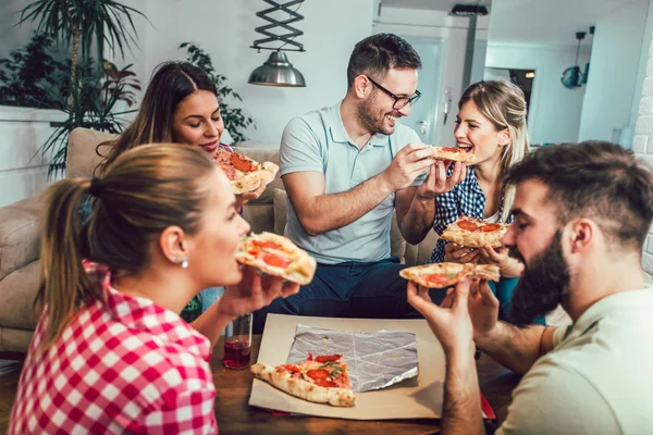 Grupo Jovens Amigos Comendo Pizza Home Partido — Fotografia de Stock