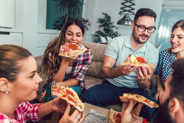 Grupo Jovens Amigos Comendo Pizza Home Partido — Fotografia de Stock