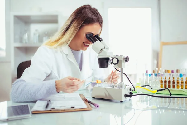 Joven Científico Mirando Través Microscopio Laboratorio Científico Joven Haciendo Algunas — Foto de Stock