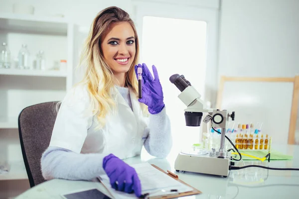 Retrato Una Asistente Laboratorio Bastante Femenina Analizando Una Muestra Sangre — Foto de Stock