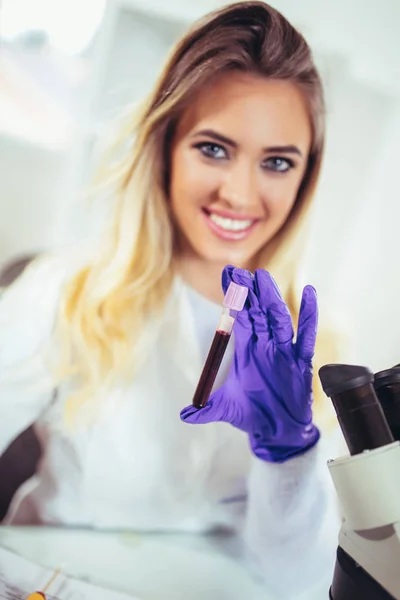 Retrato Una Asistente Laboratorio Bastante Femenina Analizando Una Muestra Sangre — Foto de Stock