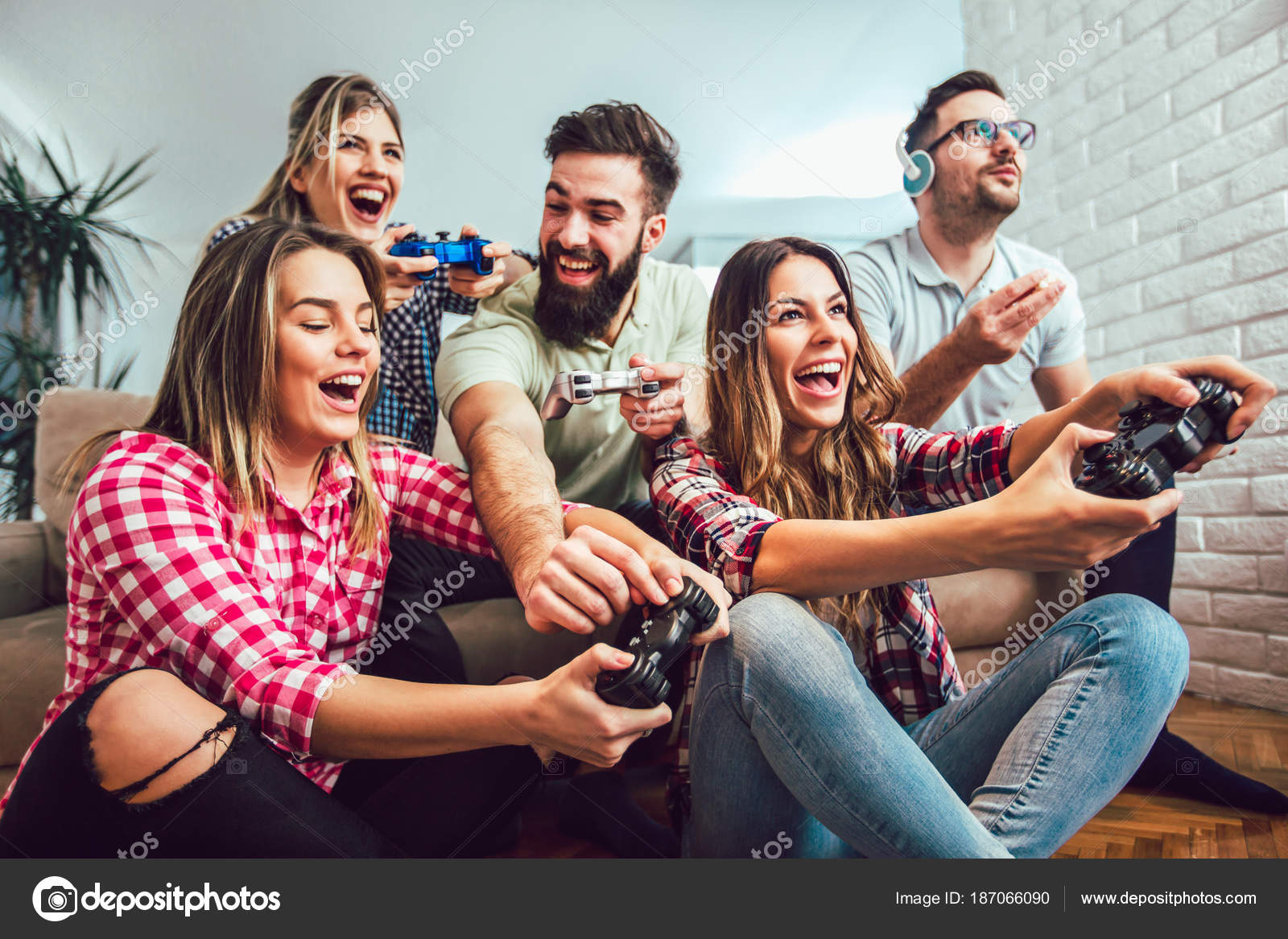 Pessoas Jogando Videogame E Se Divertindo Em Casa Imagem de Stock