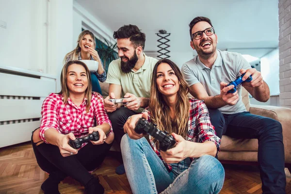 Grupo Amigos Juegan Videojuegos Juntos Casa Divirtiéndose —  Fotos de Stock