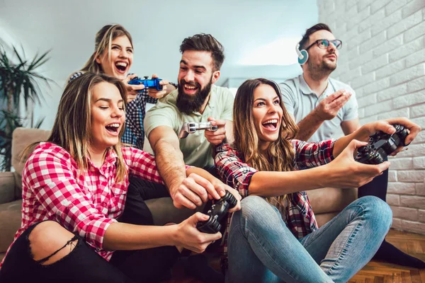 Группа Друзей Вместе Играют Видеоигры Дома Веселятся — стоковое фото