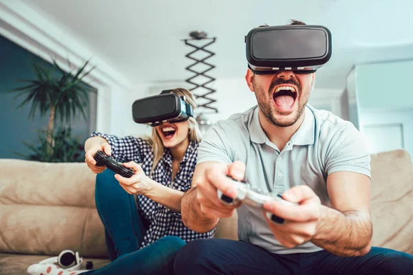 Amigos Felizes Jogando Videogames Com Óculos Realidade Virtual Jovens Divertindo — Fotografia de Stock