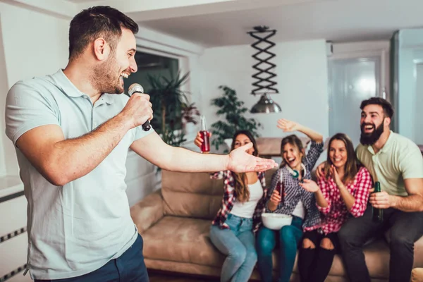 Skupina Přátel Hraje Doma Karaoke Koncept Přátelství Domácí Zábavě Lidech — Stock fotografie