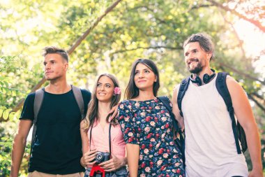 Bir grup genç insan yaz parkta eğleniyor