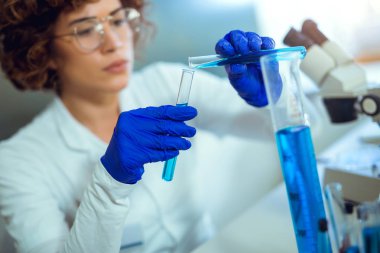 Koruyucu gözlük ve g genç çekici kadın bilim adamı