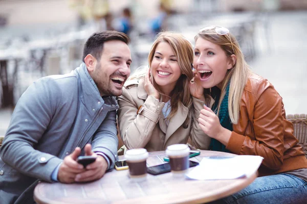 Grupo Tres Amigos Usando Teléfono Cafetería Aire Libre Día Soleado — Foto de Stock