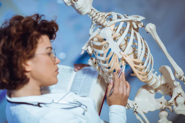 Medizinerin Lehrt Anatomie Anhand Des Menschlichen Skelettmodells — Stockfoto