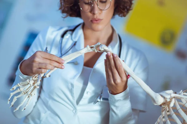 Лікар Жінка Викладає Анатомію Допомогою Моделі Людського Скелета — стокове фото