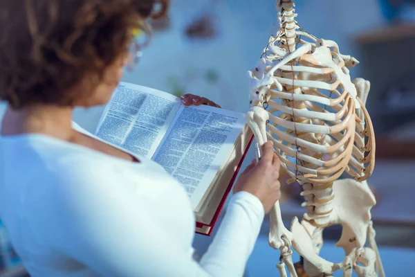 Anatomi Insan Iskelet Modeli Kullanılarak Öğretim Tıp Doktoru Kadını — Stok fotoğraf