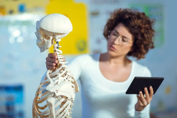 Médico Médico Mulher Ensinando Anatomia Usando Modelo Esqueleto Humano — Fotografia de Stock