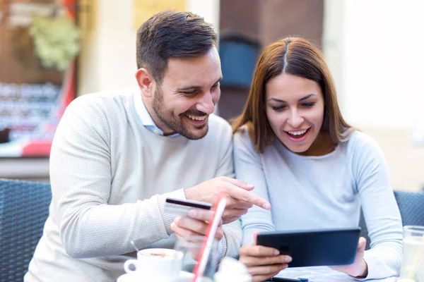 Young Couple Using Digital Tablet Credit Card Line Shopping Outdoor — Stock Photo, Image