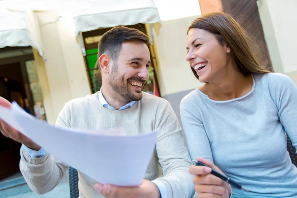 Pareja Joven Interactuando Mientras Toma Café Café Documento Visualización — Foto de Stock