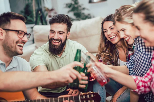 Grupo Jóvenes Amigos Felices Divirtiéndose Bebiendo Cerveza Interior Del Hogar — Foto de Stock