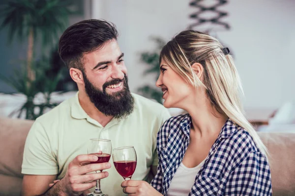 Romantik anlar, Sevgililer günü veya yıl dönümü evde süre kutlama kırmızı şarap içme sahip güzel Romantik Çift