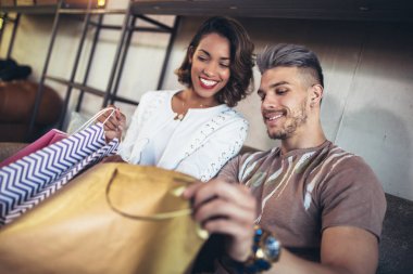 Genç çift modern kafede alışveriş sonra zevk. 