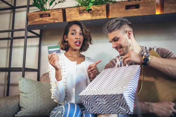 Junges Paar Genießt Nach Dem Einkauf Modernem Café — Stockfoto