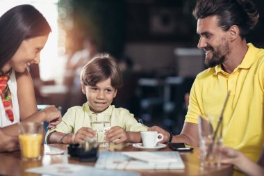  Aile ile çocuk alışveriş sonra bir kafede iyi vakit geçiriyor