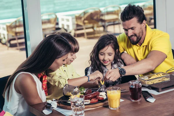 Vater Und Mutter Mit Kindern Beim Essen Restaurant — Stockfoto