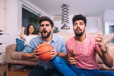 Mutlu arkadaş ya da basketbol tv ve evde zaferini kutluyor izlerken Basketbol oyunu hayranları. Dostluk, spor ve eğlence kavramı.