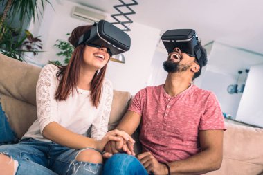 Genç erkek ve kadın sanal gerçeklik gözlük izlemek ve gösterilen rahat kıyafetler giymek Vr kamera, teknoloji ve İnovasyon kavramı düşünün