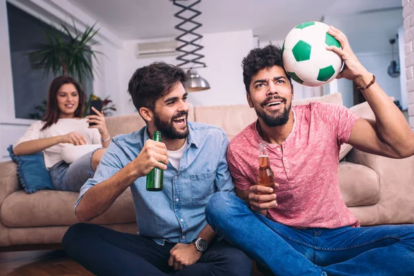 Amigos Felices Aficionados Fútbol Viendo Fútbol Televisión Celebrando Victoria Casa —  Fotos de Stock