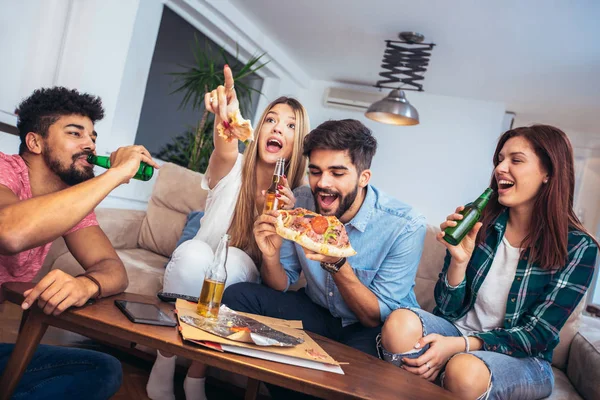 Fiatal Barátok Csoportja Eszik Pizza Home Party Fast Food Koncepció — Stock Fotó