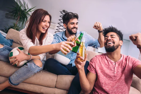 Grupo Jóvenes Amigos Felices Divirtiéndose Bebiendo Cerveza Interior Del Hogar — Foto de Stock