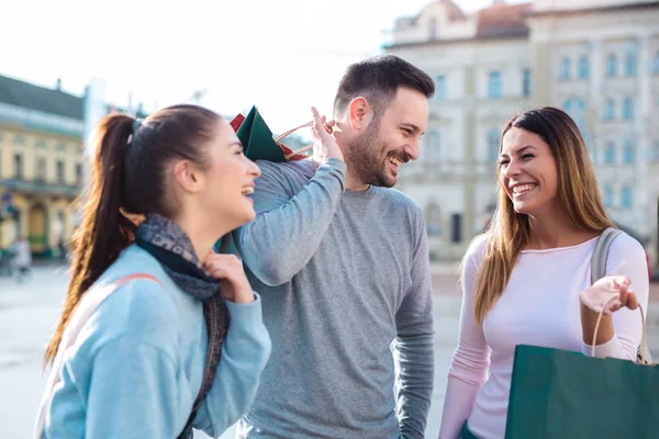 Tineri Prieteni Care Bucură Cumpărături Oraș — Fotografie, imagine de stoc