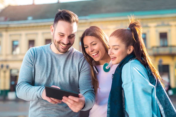 Gruppe Smilende Venner Med Digital Tablet Udendørs - Stock-foto