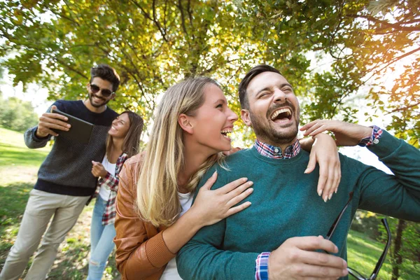 Gruppo Giovani Che Camminano Nel Parco — Foto Stock