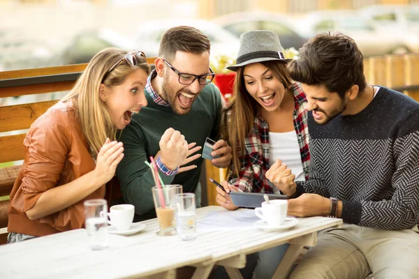 Gruppo Quattro Amici Che Bevono Caffè Insieme Utilizzando Tablet Digitale — Foto Stock