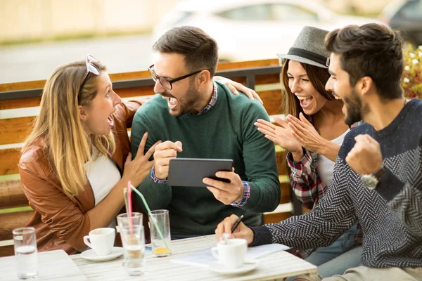 Grupo Cuatro Amigos Tomando Café Juntos Usando Tableta Digital — Foto de Stock