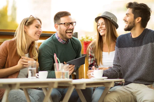 Group Four Friends Drinking Coffee Together Using Digital Tablet — Stock Photo, Image