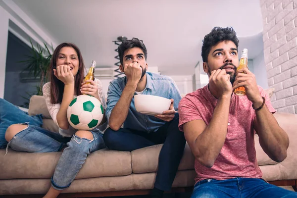 Przyjaciele Oglądania Piłki Nożnej Telewizji Świętuje Zwycięstwo Domu Piwem — Zdjęcie stockowe