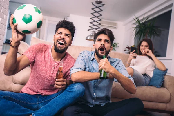 Amigos Viendo Fútbol Televisión Celebrando Victoria Casa Con Cerveza —  Fotos de Stock