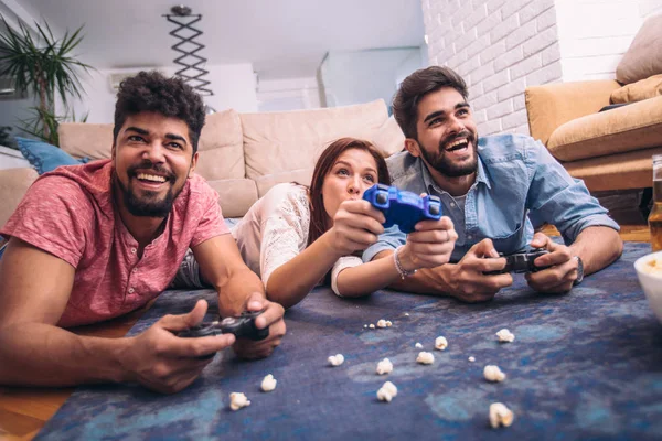 若い友人の家で一緒にビデオゲームをプレイ グループ — ストック写真
