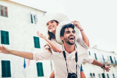 Sırtıma binmek şehrin sokaklarında kız arkadaşına veren adam 