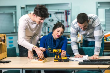 Grup öğrenci Robotik robot atölyede testleri için hazırlanıyor