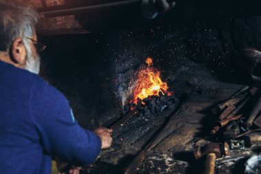 el ile smithy kıvılcım havai fişek ile örs üzerinde erimiş metal dövme demirci