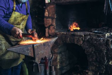 el ile smithy kıvılcım havai fişek ile örs üzerinde erimiş metal dövme demirci