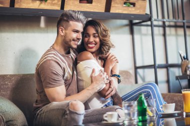 kahve dükkanında eğleniyor karışık yarış çift